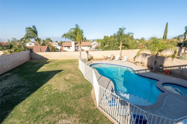 view of pool featuring a lawn and an in ground hot tub