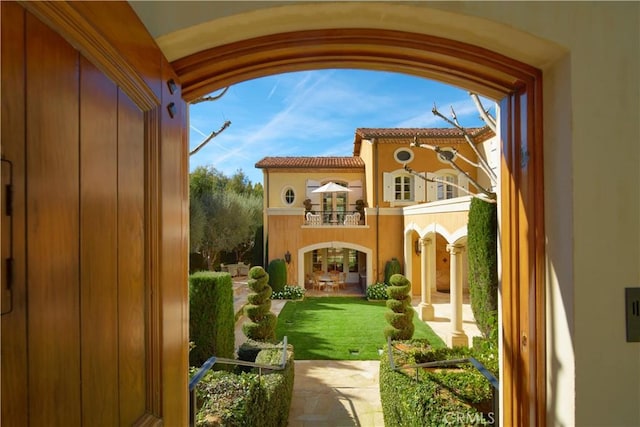 view of yard featuring a balcony