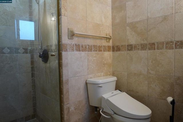 bathroom with toilet and a tile shower