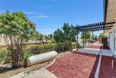 view of yard featuring a pergola