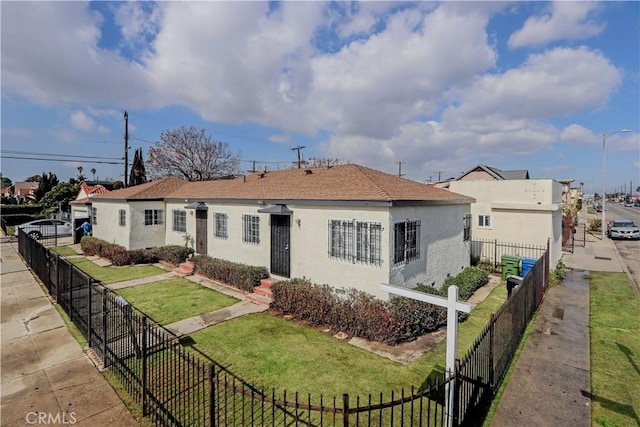 view of front of house featuring a front yard