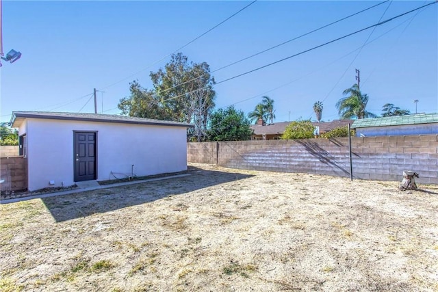 view of yard with an outbuilding