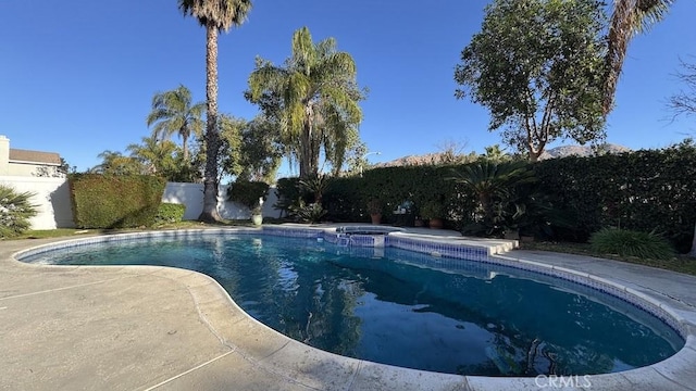 view of pool featuring an in ground hot tub