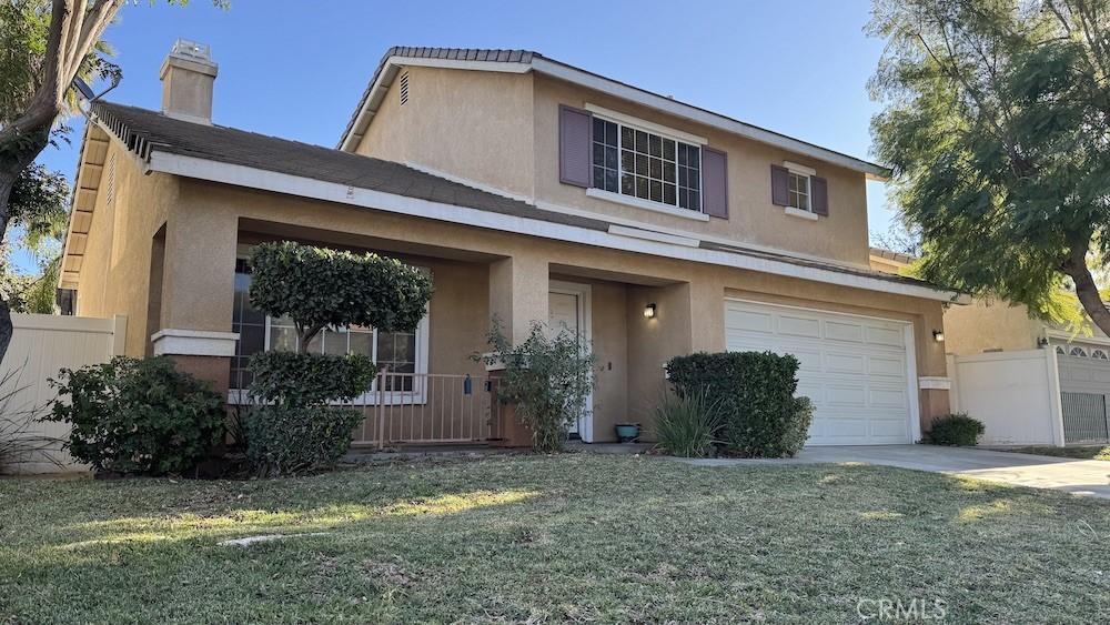 view of front of property featuring a front yard and a garage