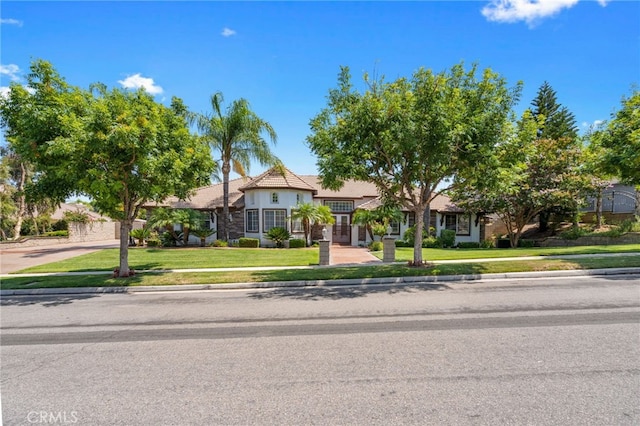 view of front of property with a front lawn