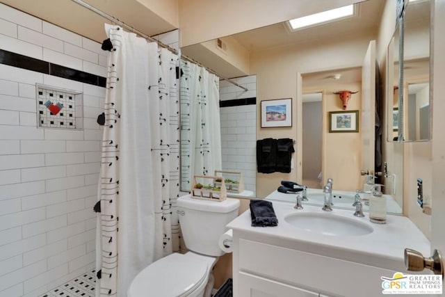 bathroom featuring a shower with shower curtain, vanity, and toilet