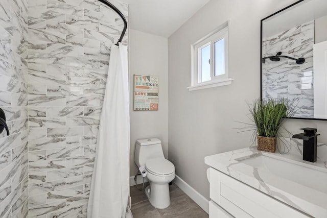 bathroom featuring a shower with shower curtain, vanity, and toilet