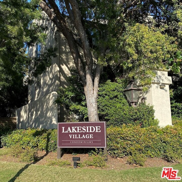 view of community / neighborhood sign