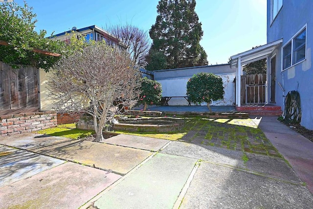 view of yard featuring a patio