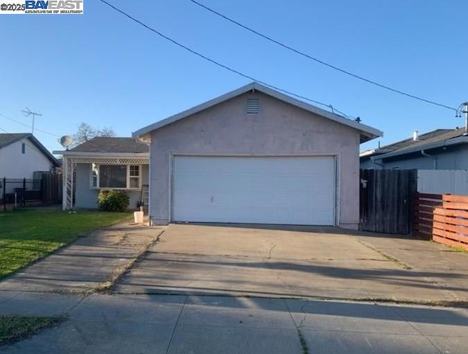 view of front facade featuring a garage and a front lawn