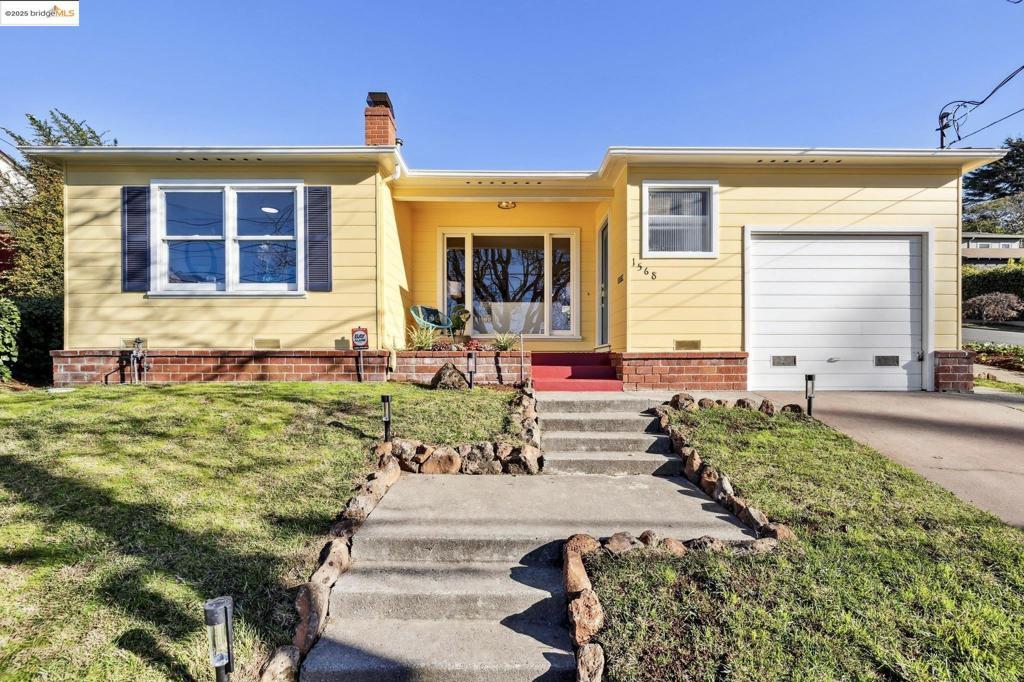 view of front facade featuring a front yard and a garage