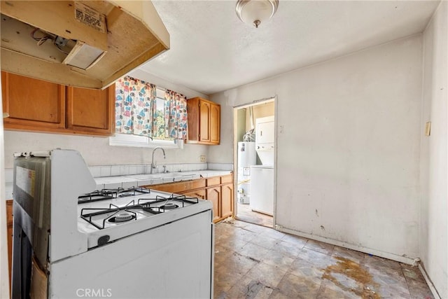 kitchen with sink, gas water heater, and gas range gas stove