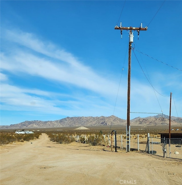 Listing photo 3 for 500 Cascadian Ave, Lucerne Valley CA 92356