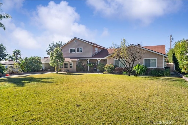 view of front of property featuring a front yard