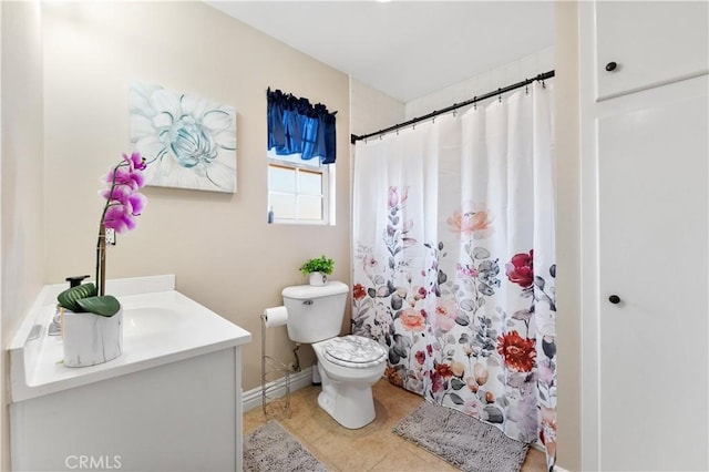 full bathroom featuring curtained shower, toilet, vanity, baseboards, and tile patterned floors