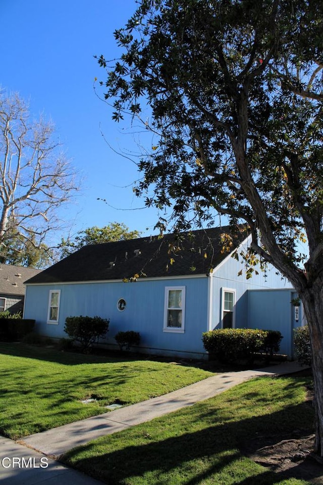 ranch-style home featuring a front lawn