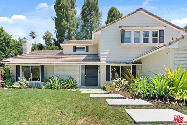 view of front of property featuring a front yard