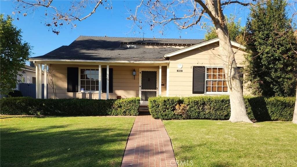 bungalow featuring a front yard