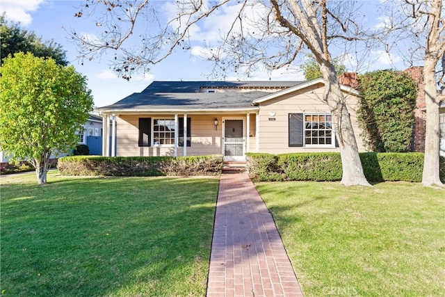 view of front facade featuring a front yard