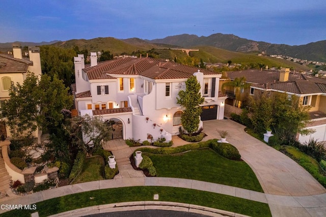 birds eye view of property featuring a mountain view