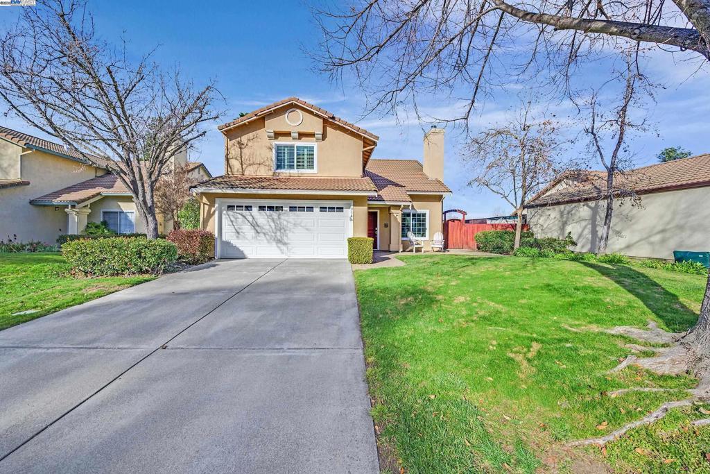 view of front of home featuring a front yard and a garage