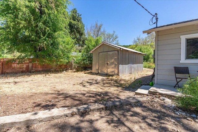 view of yard featuring a storage shed