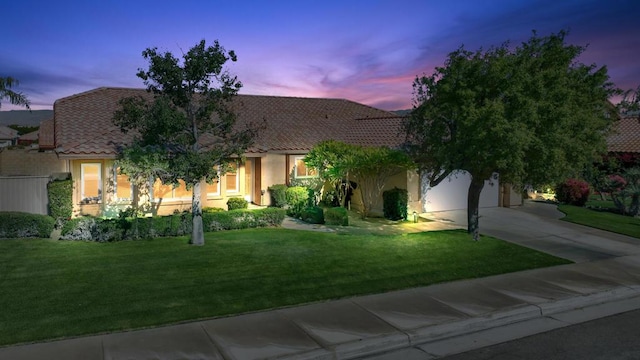 view of front of house featuring a lawn