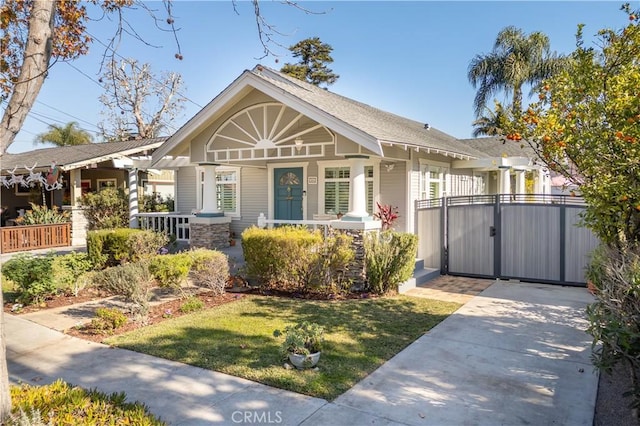 view of front of property featuring a front yard and a porch