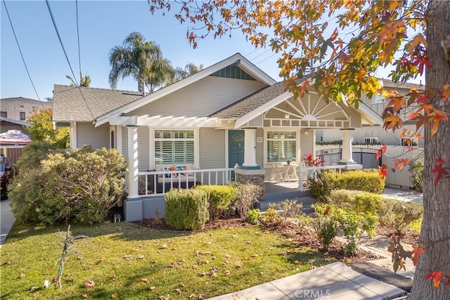 view of front of property featuring a front lawn