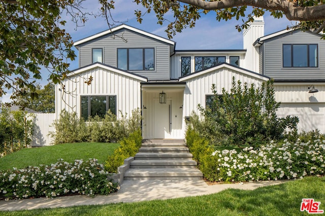 view of front of house featuring a front lawn