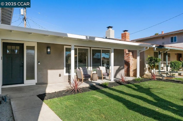 back of house featuring a lawn