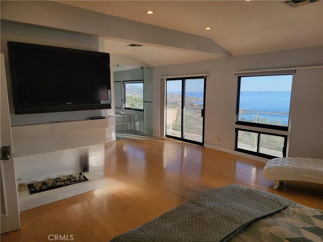 living room featuring lofted ceiling, recessed lighting, visible vents, wood finished floors, and baseboards