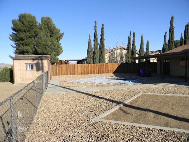 view of yard featuring a storage shed