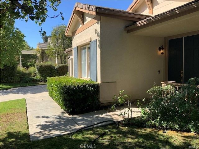 view of side of property featuring a yard