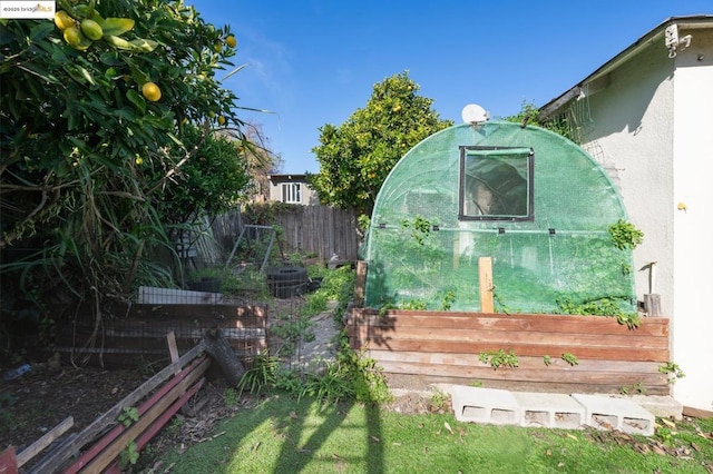 view of yard with an outdoor structure