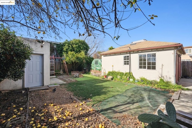 view of yard featuring an outbuilding