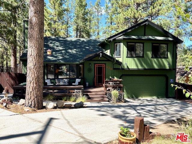 view of front facade featuring a garage