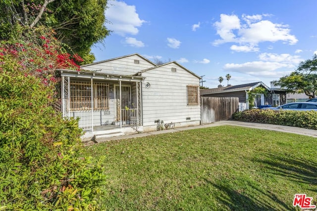 view of front facade with a front yard