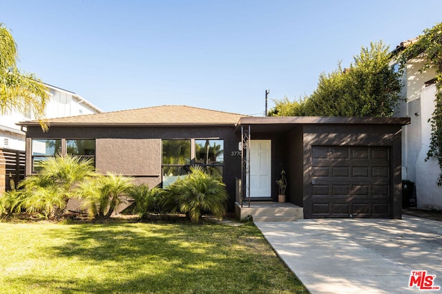 view of front facade featuring a front lawn and a garage