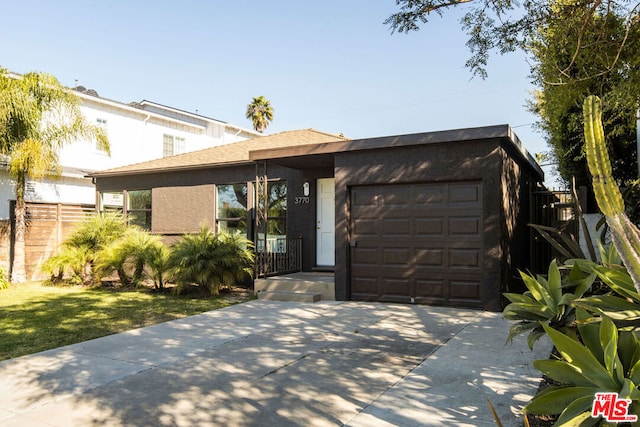 view of front of home featuring a front lawn