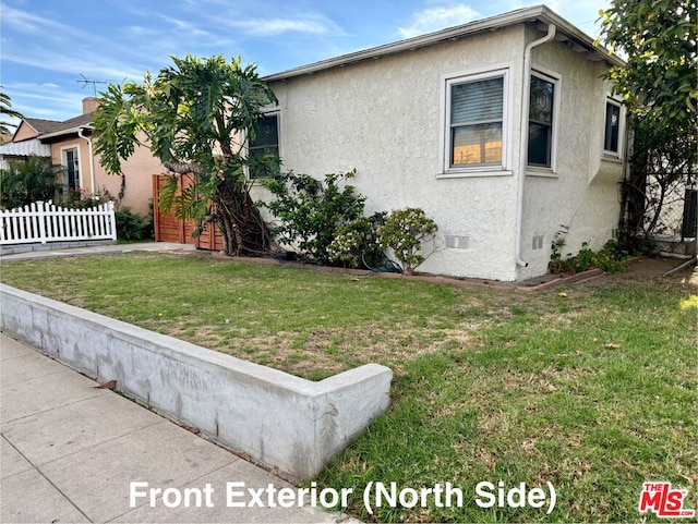 view of front of home featuring a front lawn