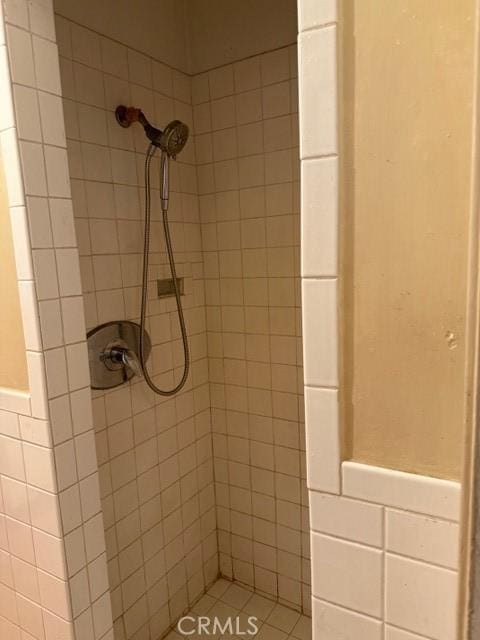 bathroom featuring a tile shower