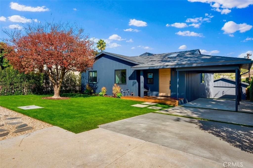 view of front of house featuring a garage and a front yard