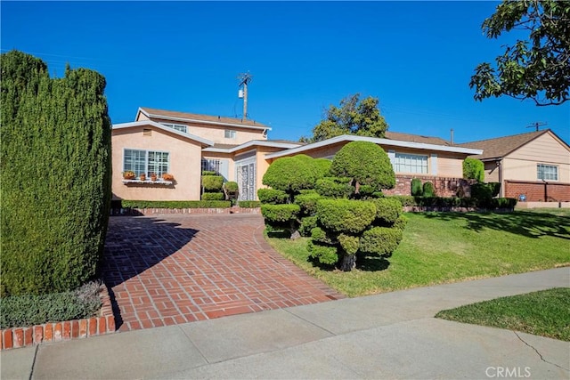 view of front facade with a front lawn