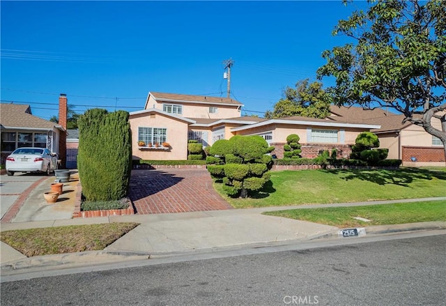 view of front of property featuring a front yard