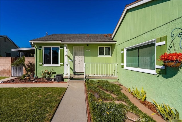 view of front of property with a front yard