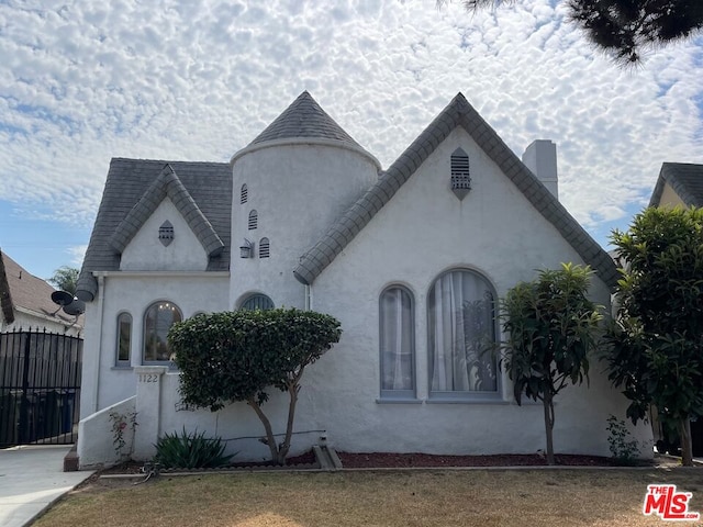 view of front of home with a front yard