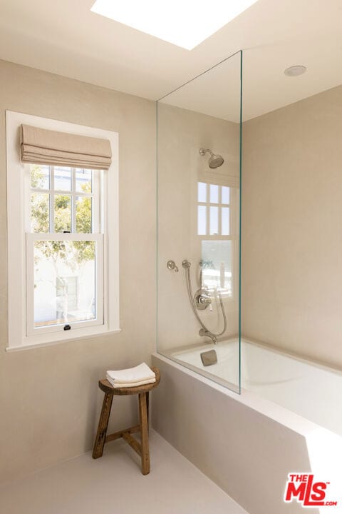 bathroom with tiled shower / bath