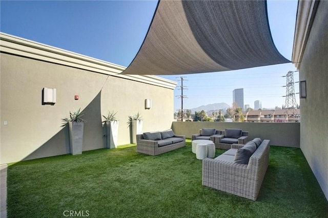 view of yard with outdoor lounge area