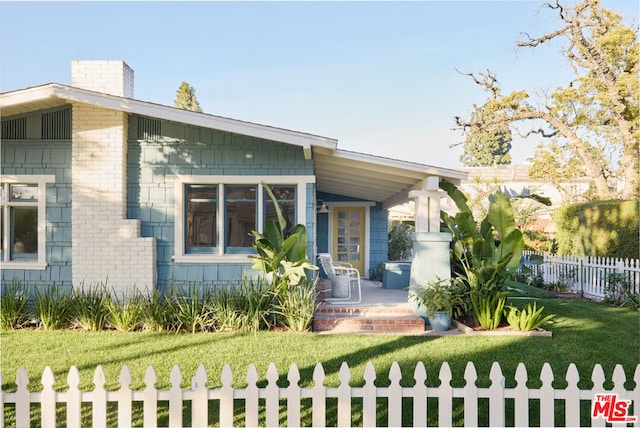 view of front facade with a patio area and a front yard